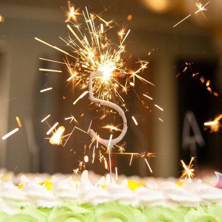 Zimne ognie sztuczne ZŁOTA CYFRA 4 urodziny tort