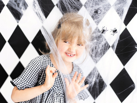 Duża Pajęczyna Biała z Dwoma Czarnymi Pająkami Dekoracja na Halloween 60g