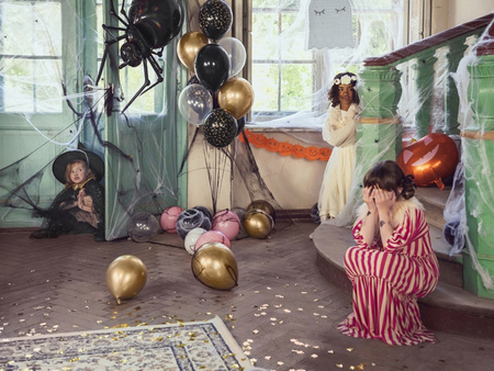 Duża Pajęczyna Biała z Dwoma Czarnymi Pająkami Dekoracja na Halloween 60g