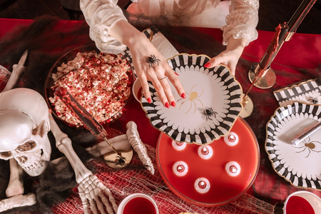 Talerzyki Złoty Pająk papierowe Dekoracje na urodziny Halloween 23cm 6szt